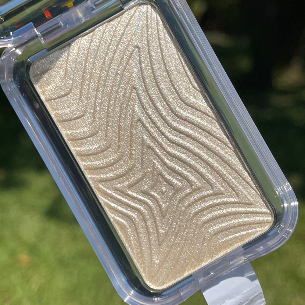NYX Professional Makeup ButterMelt Highlighter In Bright and Butta